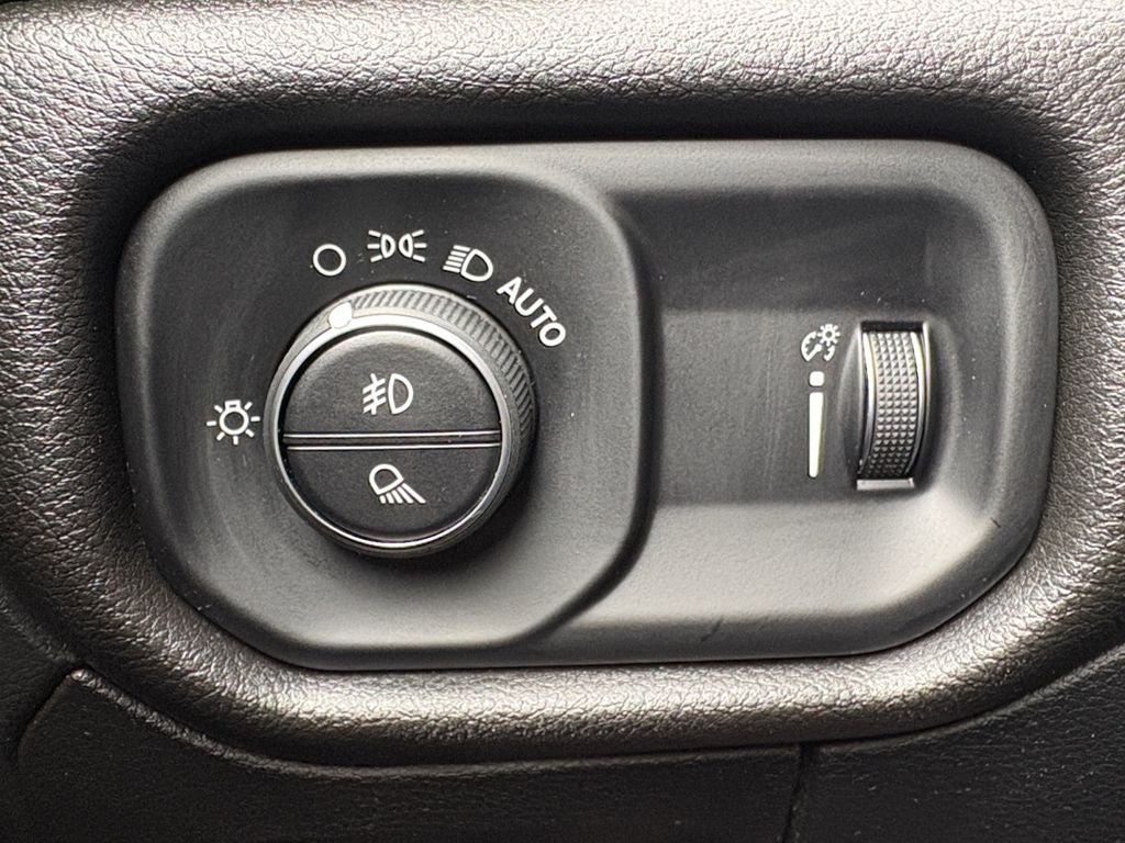 2022 RAM 1500 Tradesman Crew Cab 4x4 5'7' Box