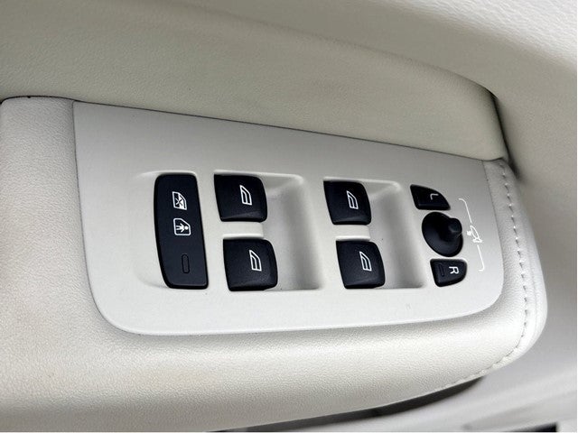 2023 Volvo XC60 Ultimate Bright Theme