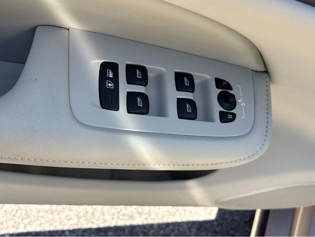 2024 Volvo S60 Ultimate Dark Theme