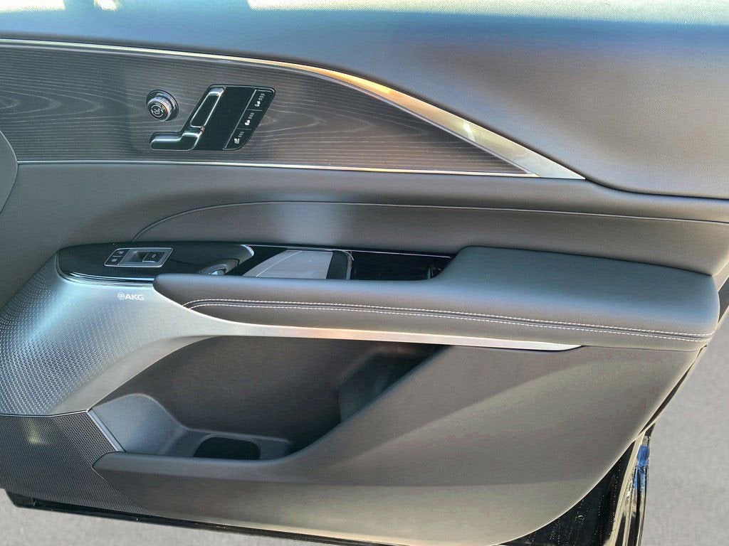2024 Cadillac LYRIQ Luxury 2