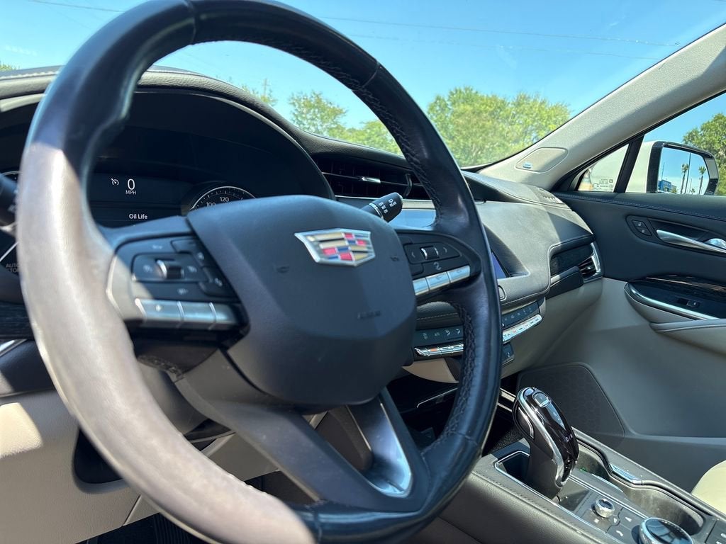2023 Cadillac XT4 Premium Luxury